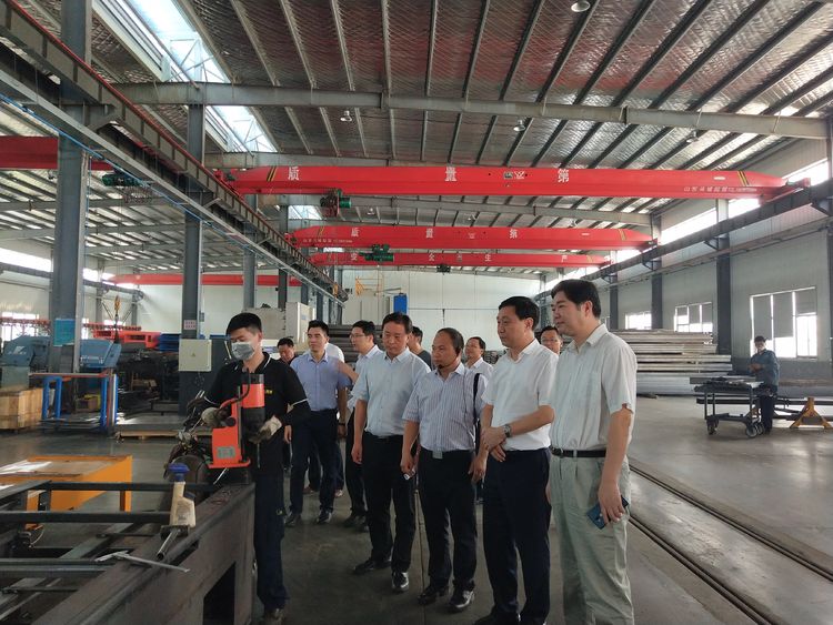 Chairman Wang introduced the companys operation to Mr. Xu 2