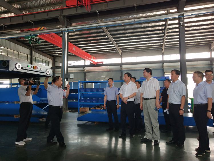 Chairman Wang introduced the companys products to the delegation
