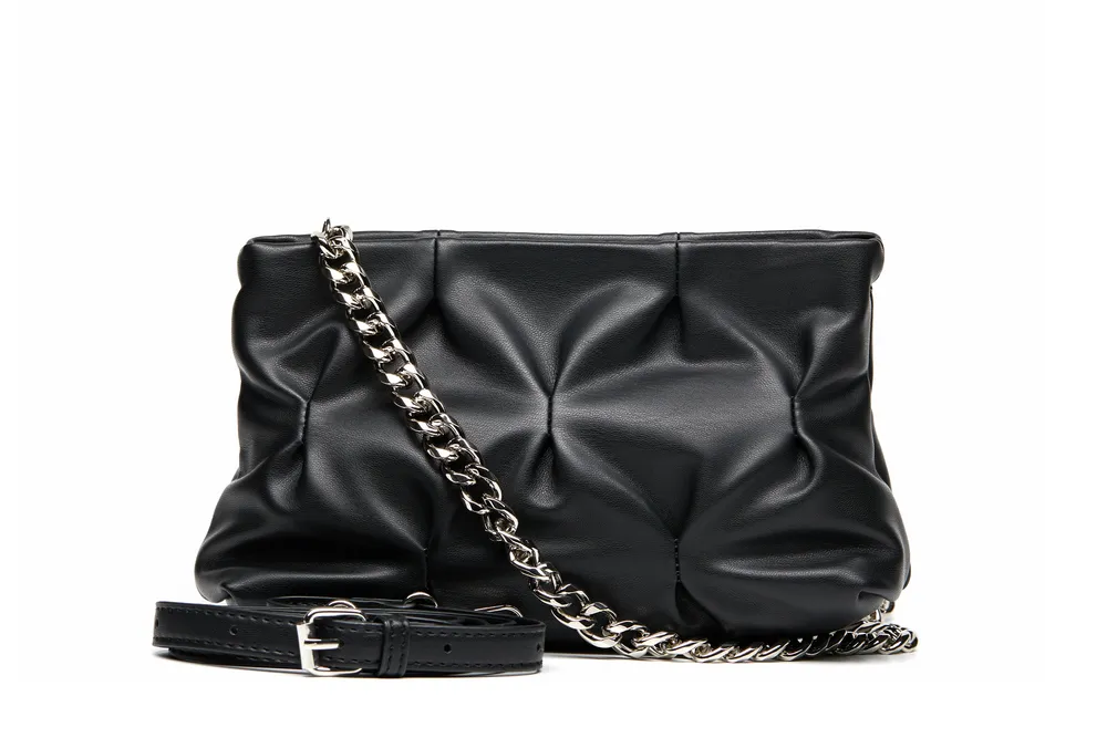 Black classical shoulder bag with silver chain 结果