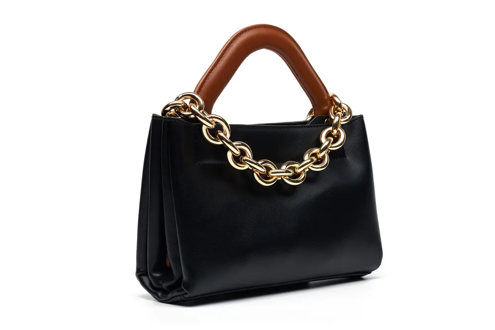 Black handbag with gold chain in side overview 结果