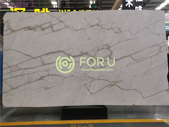 what does calacatta marble look like