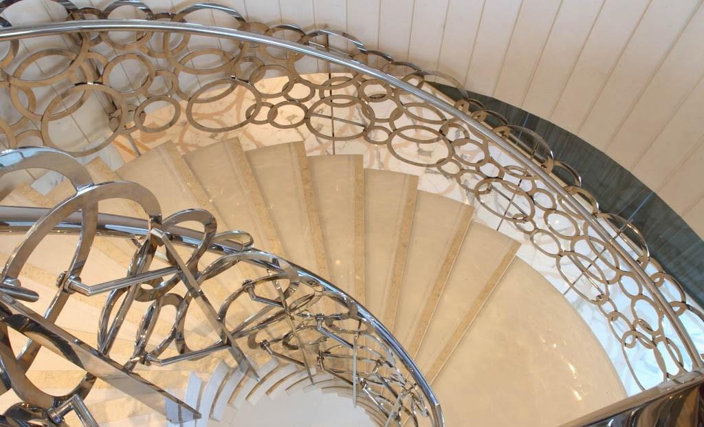 La escalera espiral de mármol, uno de la escalera del hotel de lujo estándar
