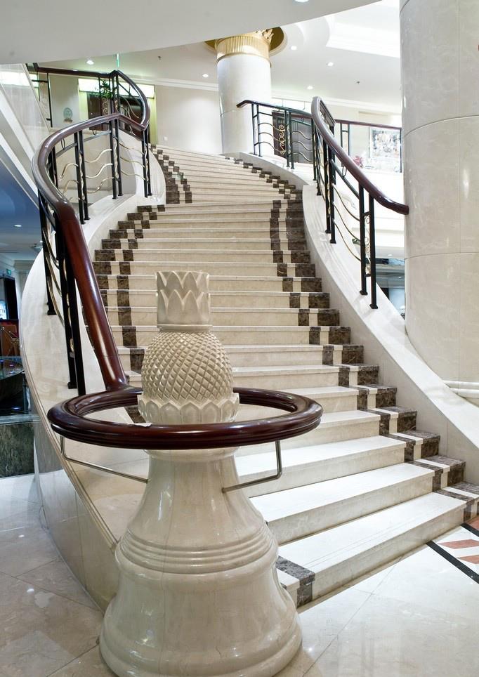 La escalera espiral de mármol, uno de la escalera del hotel de lujo estándar