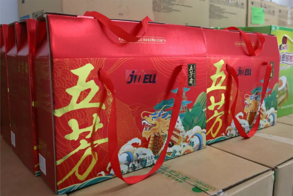Подарки Праздника лодок-драконов, подготовленные Golden Weft для всего персонала: Wufangzhai zongzi, соленые утиные яйца Gaoyou.