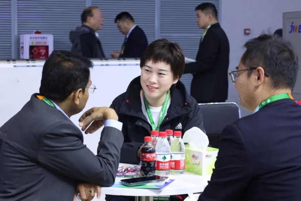 Tretji dan sejma ITMA so ljudje iz JW polni energije