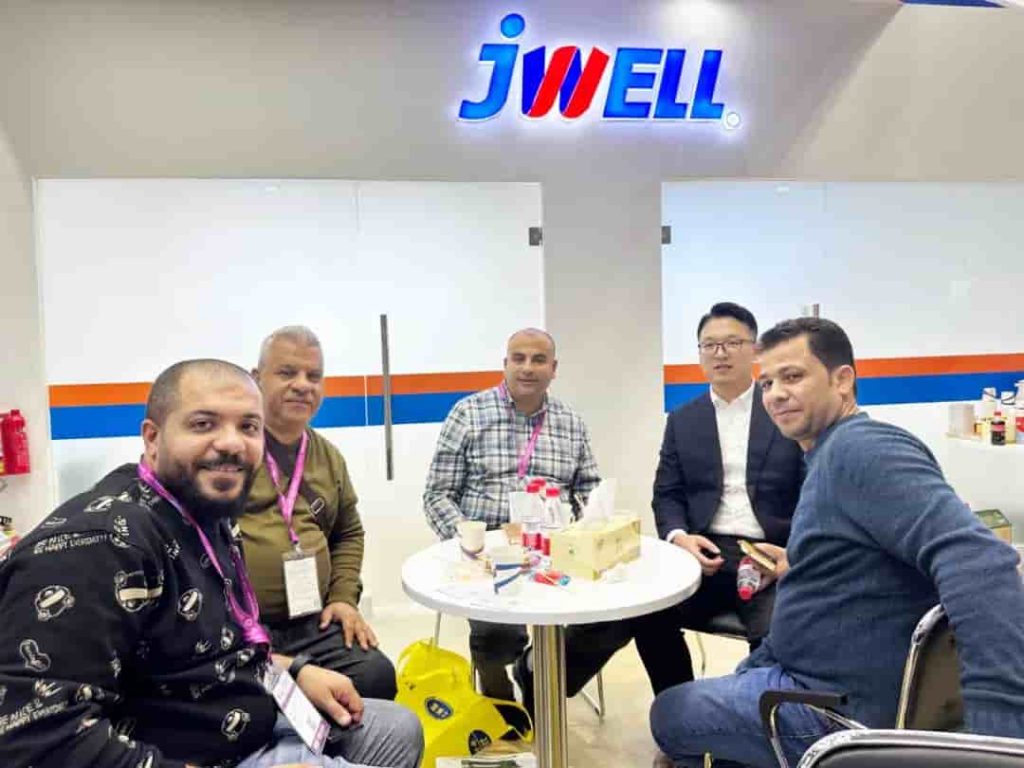 Tretji dan sejma ITMA so ljudje iz JW polni energije