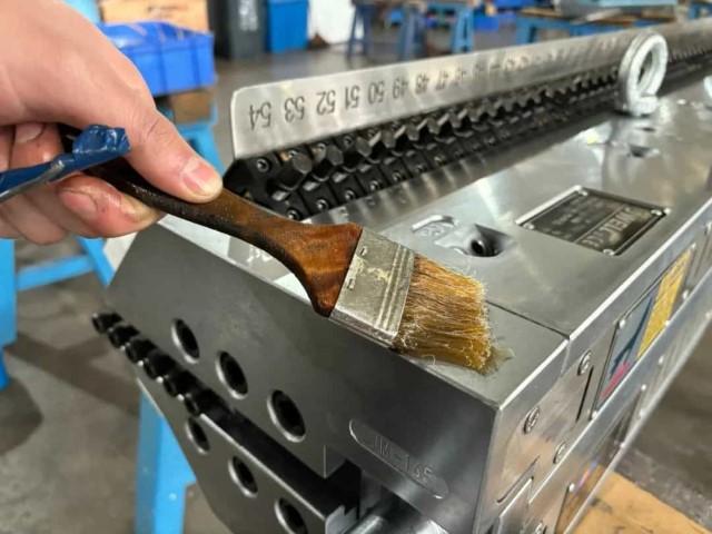 JW ماشین‌سازی | راهنمای کامل نگهداری از قالب‌ها