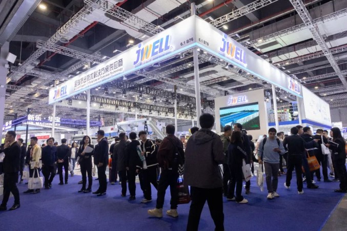 CHINAPLAS 2024開幕、Jwellは忙しい初日を迎えました2 CHINAPLAS 2024 grand opening, Jwell ushered in a busy first day