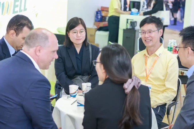 CHINAPLAS 2024開幕、Jwellは忙しい初日を迎えました3 CHINAPLAS 2024 grand opening, Jwell ushered in a busy first day