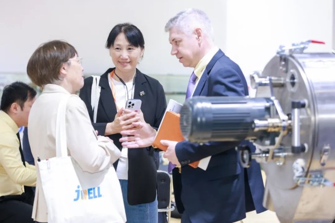 CHINAPLAS 2024開幕、Jwellは忙しい初日を迎えました4 CHINAPLAS 2024 grand opening, Jwell ushered in a busy first day