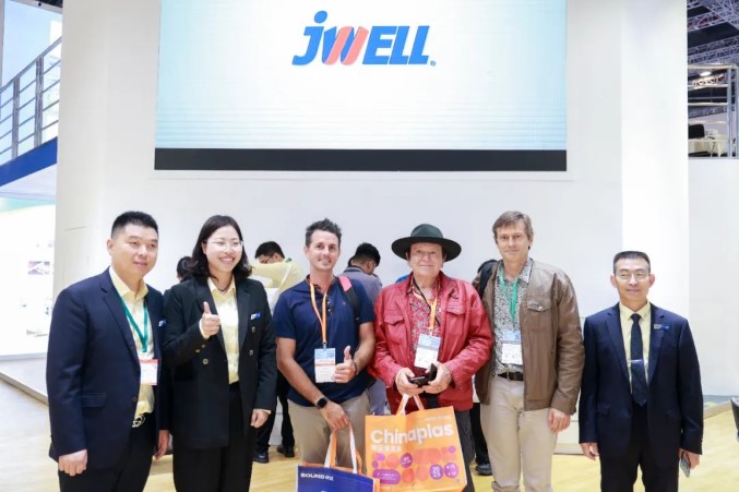 CHINAPLAS 2024開幕、Jwellは忙しい初日を迎えました5 CHINAPLAS 2024 grand opening, Jwell ushered in a busy first day