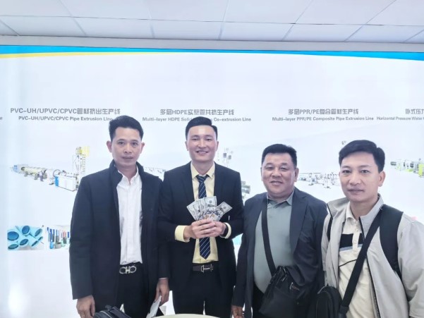 CHINAPLAS 2024開幕、Jwellは忙しい初日を迎えました6 CHINAPLAS 2024 grand opening, Jwell ushered in a busy first day