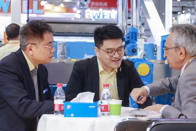 CHINAPLAS 2024開幕、Jwellは忙しい初日を迎えました7 CHINAPLAS 2024 grand opening, Jwell ushered in a busy first day