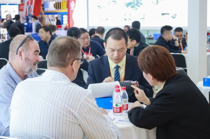 CHINAPLAS 2024開幕、Jwellは忙しい初日を迎えました9 CHINAPLAS 2024 grand opening, Jwell ushered in a busy first day