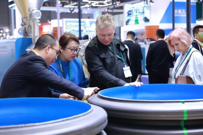 CHINAPLAS 2024開幕、Jwellは忙しい初日を迎えました10 CHINAPLAS 2024 grand opening, Jwell ushered in a busy first day