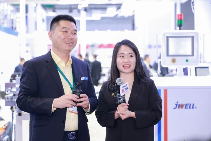 CHINAPLAS 2024開幕、Jwellは忙しい初日を迎えました11 CHINAPLAS 2024 grand opening, Jwell ushered in a busy first day