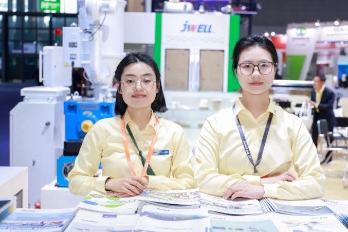 CHINAPLAS 2024開幕、Jwellは忙しい初日を迎えました13 CHINAPLAS 2024 grand opening, Jwell ushered in a busy first day