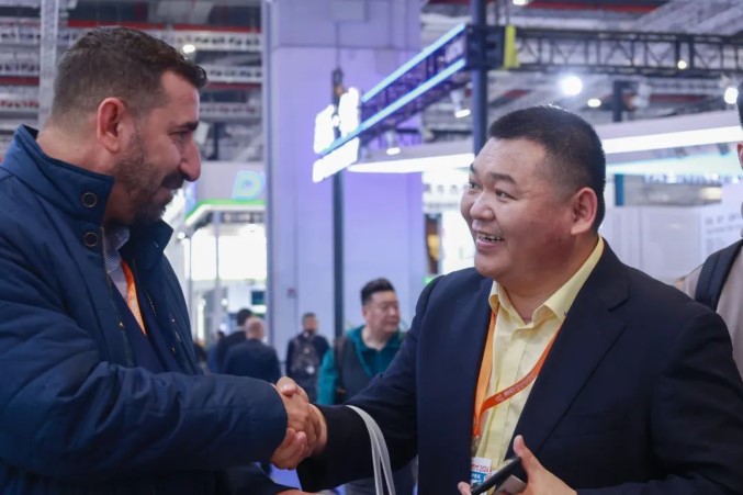 CHINAPLAS 2024開幕、Jwellは忙しい初日を迎えました14 CHINAPLAS 2024 grand opening, Jwell ushered in a busy first day