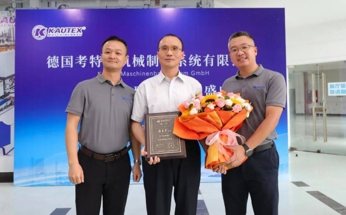 Experten gehen voran und gestalten gemeinsam die Zukunft -- Preisverleihung für den ersten Jahrgang der Fachberater der Kautex Maschinenbau GmbH