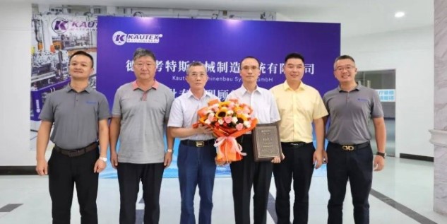 Experten gehen voran und gestalten gemeinsam die Zukunft -- Preisverleihung für den ersten Jahrgang der Fachberater der Kautex Maschinenbau GmbH