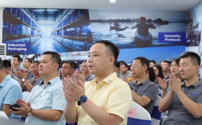 Experten gehen voran und gestalten gemeinsam die Zukunft -- Preisverleihung für den ersten Jahrgang der Fachberater der Kautex Maschinenbau GmbH