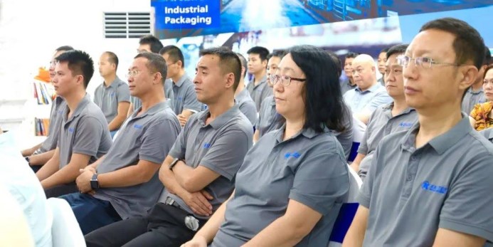 Experten gehen voran und gestalten gemeinsam die Zukunft -- Preisverleihung für den ersten Jahrgang der Fachberater der Kautex Maschinenbau GmbH