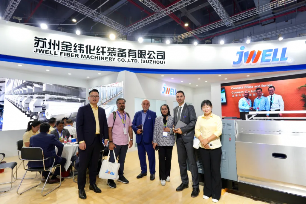В първия ден на изложението JWELL Chemical Fiber направи прекрасно представяне на Shanghai ITMA 2024 62 Jwell Chemical Fiber прави великолепен образ на Shanghai ITMA 2024