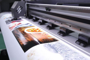 Výrobní linka pro laminaci a kompozitní extruzi PVC reklamního plátna 2 Linka na laminaci a extruzi kompozitních materiálů PVC reklamní látky