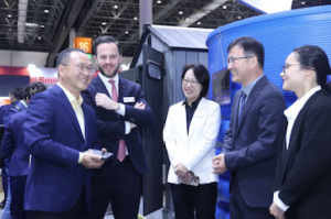 뒤셀도르프 주재 중국 총영사와 뒤셀도르프 전시 유한회사 총경리가 JWELL 부스를 방문했습니다.