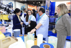 뒤셀도르프 주재 중국 총영사와 뒤셀도르프 전시 유한회사 총경리가 JWELL 부스를 방문했습니다.