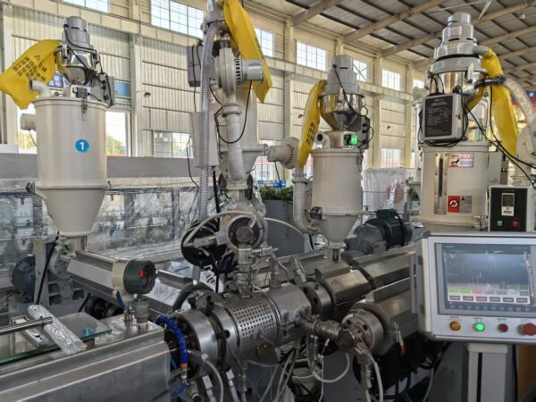 Linie de extrudare a tuburilor cosmetice