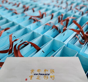 Shareate distributed moon cakes to send the Mid Autumn Festival blessing