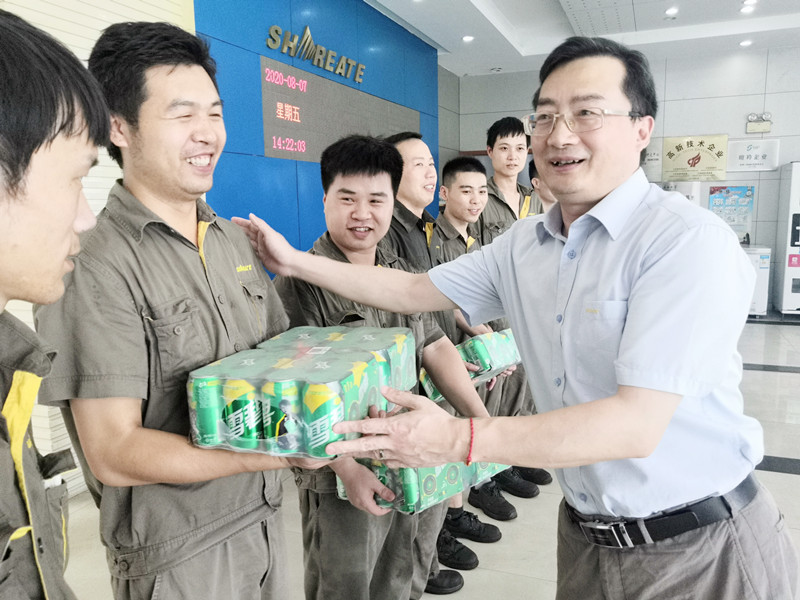 Shareate distributed consolation gifts to prevent heatstroke